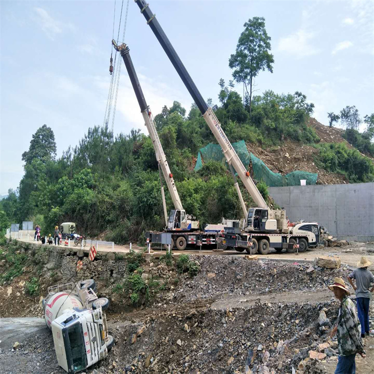 安平县汽车掉沟里叫吊车救援要多少钱